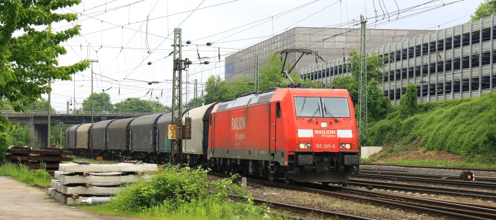 185 265-6 von Railion kommt aus Richtung Kln,Aachen-Hbf mit einem Kurzen Coilzug aus Linz-Voestalpine(A) nach Genk-Goederen(B) und fhrt in Aachen-West ein bei Wolken am 1.6.2013.