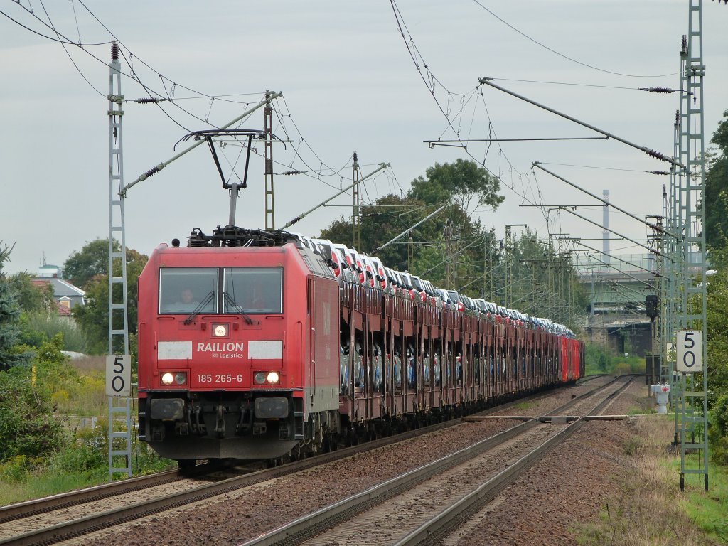 185 265 furh mit ihrem Skoda-Autozug durch Dresden Stetzsch.
7.9.12