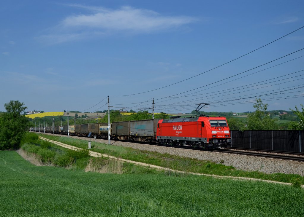185 266 mit dem Wenzel-KLV am 09.05.2013 bei Taufkirchen an der Pram.