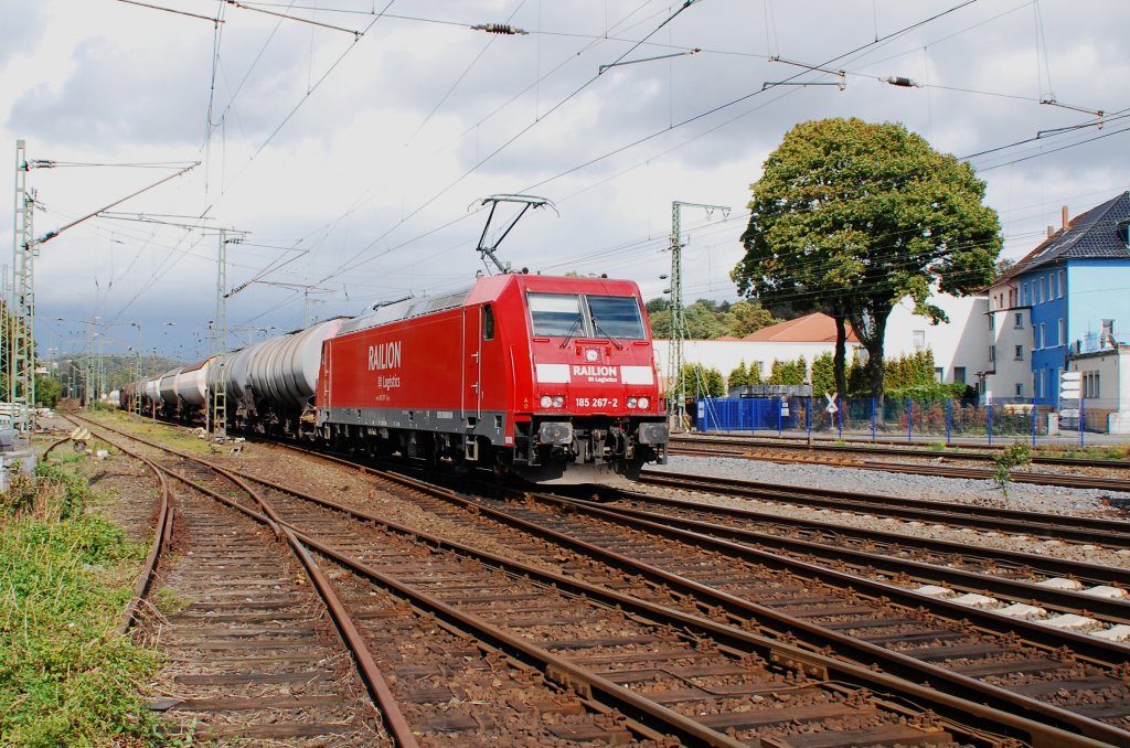 185 267-2 kommt am 05.09.2009 aus �stlicher Richtung durch den Brackweder Bahnhof gefahren. Der Kesselwagenzug war sehr warscheinlich f�r den Umschlagbahnhof Hamm bestimmt. Hier werden die meisten GZ zusammengestellt, die hier unterwegs sind.