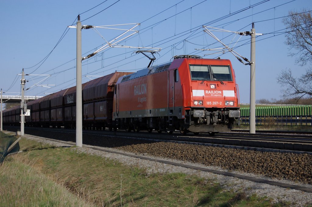 185 267-2 mit einem Falns Wagen Gterzug zwischen Growudicke und Rathenow. 18.04.2010