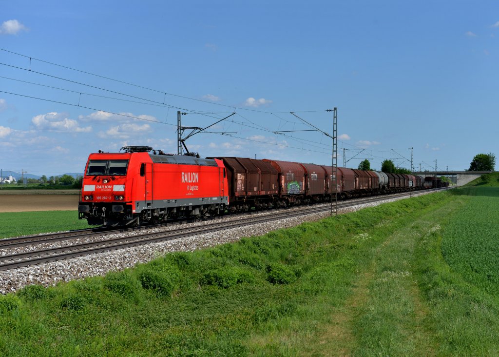 185 267 mit einem Gterzug am 08.05.2012 unterwegs bei Stephansposching.