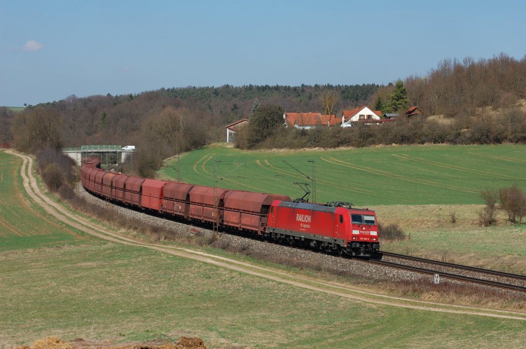 185 268 hat den Starzug der Strecke am Haken. Einer von zwei t�glichen Erzpendel nach Linz am 02.04.2011 bei Edlhausen. Zwischen N�rnberg und Regensburg muss der Zug nachgeschoben werden.
