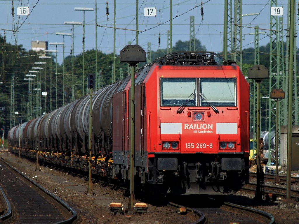 185 269-8 und 185 277-1 stehen am 15.08.2012 in Aachen West abgebgelt vor einem Kesselzug, der mit Diesel beladen ist und von zwei Cobras aus Belgien gebracht wurde.