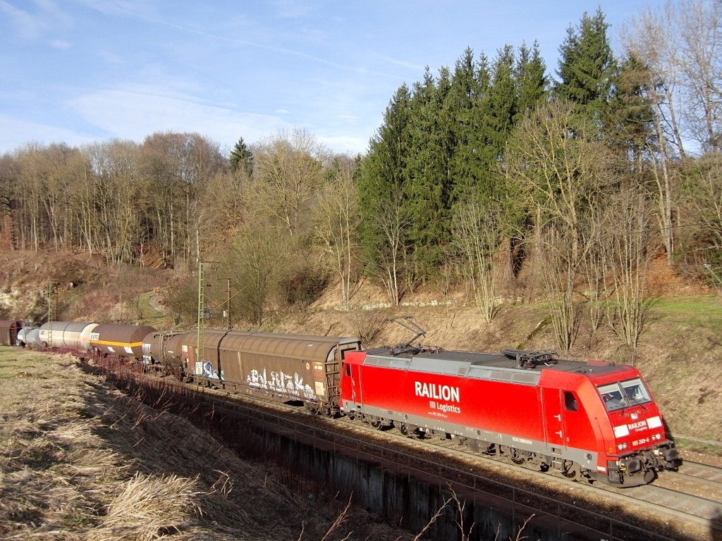 185 269-8 hat am 29.12.2012 kurz vor Amstetten mit dem gemischten Gterzug und Schubuntersttzung die Geislinger Steige fast geschafft …