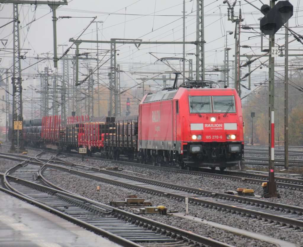 185 270 mit G�terzug bei starken Regen in Fulda.10.11.2012.