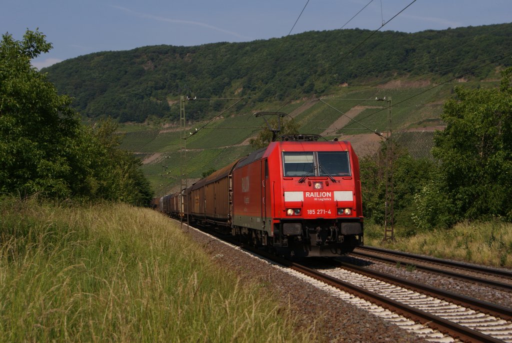 185 271-4 mit einem gemischten Gterzug in Osterspai am 04.06.2011