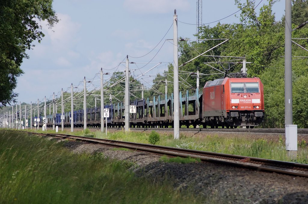 185 271-4 mit leeren Autotransportzug zwischen Nennhausen und Rathenow nach Wustermark Gterbahnhof. 26.06.2010