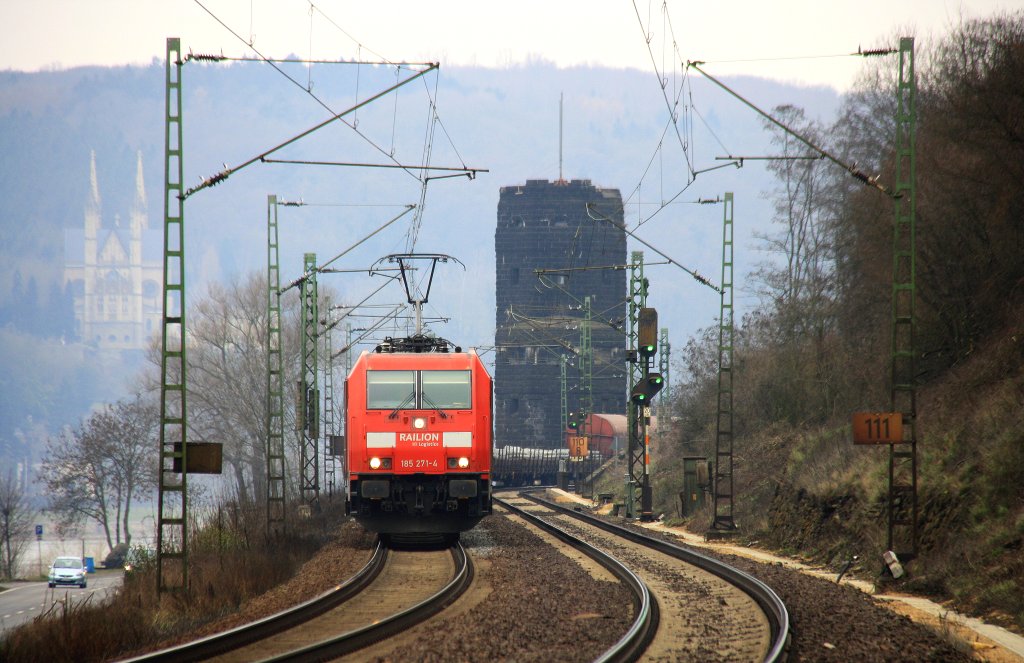 185 271-4 von Railion kommt aus Richtung Kln mit einem langen gemischten Gterzug aus Kln-Gremberg nach Sden und fhrt in Richtung Koblenz  auf der Rechte Rheinstrecke (KBS 465) bei Kasbach-Linz am Kalten 3.4.2013.