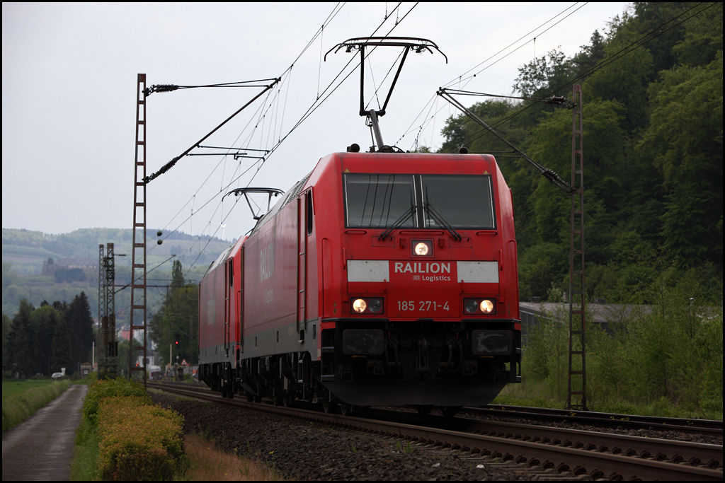 185 271 (9180 6185 271-4 D-DB) und 185 236 (9180 6185 236-7 D-DB) fahren ohne Fracht am Haken in Richtung Hagen. (Hohenlimburg am 17.05.2010)