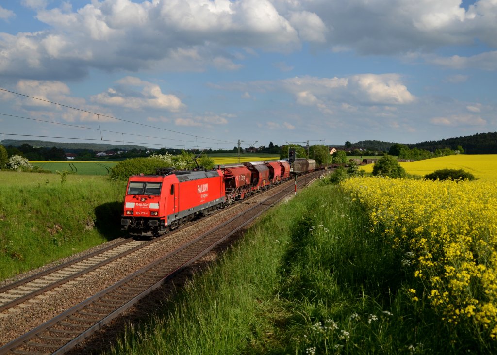 185 271 mit einem Gterzug am 28.05.2013 bei Dettenhofen.