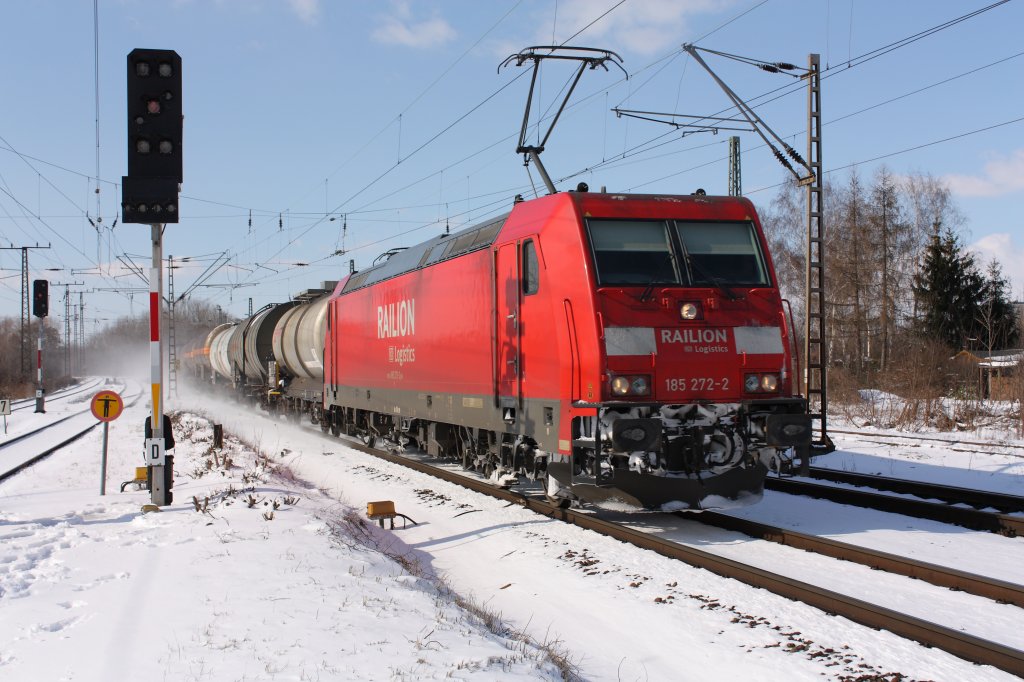 185 272-2 fhrt mit einem kurzen Zug Kesselwagen in Richtung Leipzig Schnefeld. Fotografiert am 06.03.2010 in Leipzig-Thekla. 