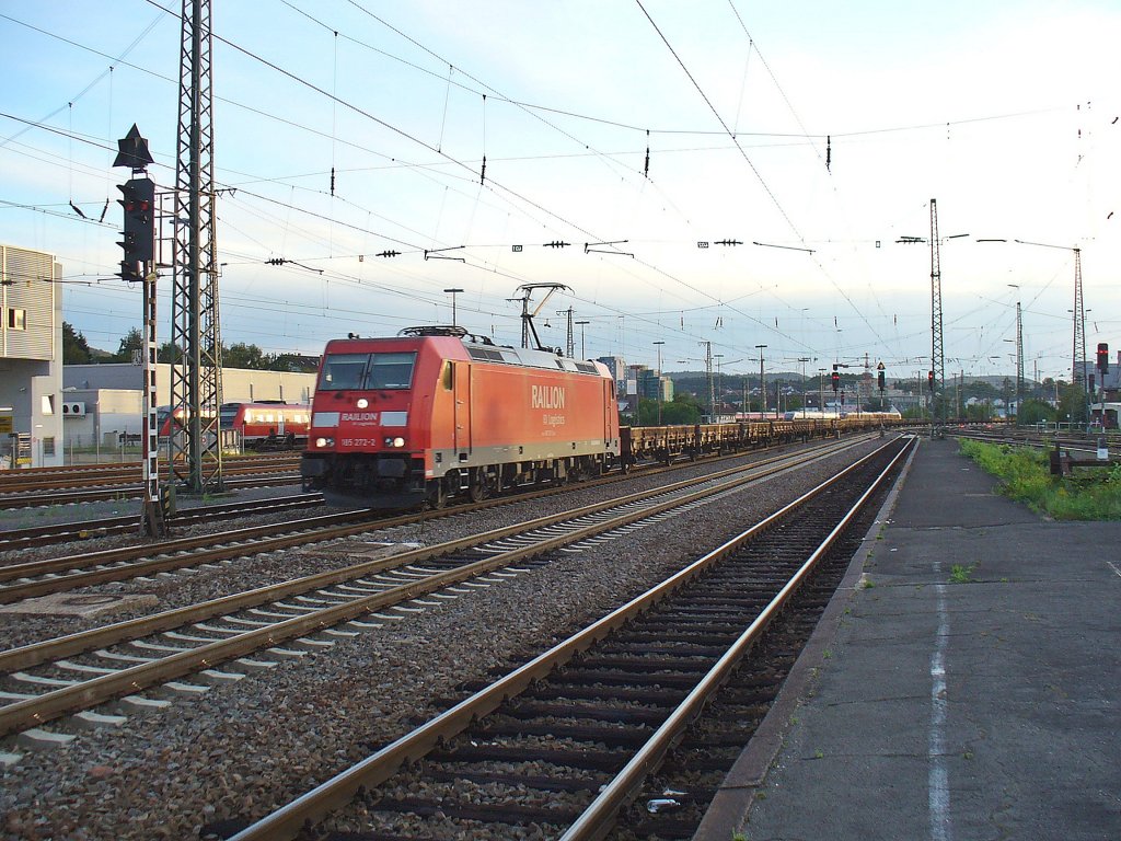 185 272-2 zieht einen Flachwagenzug am 18.08.2011 durch Kaiserslautern