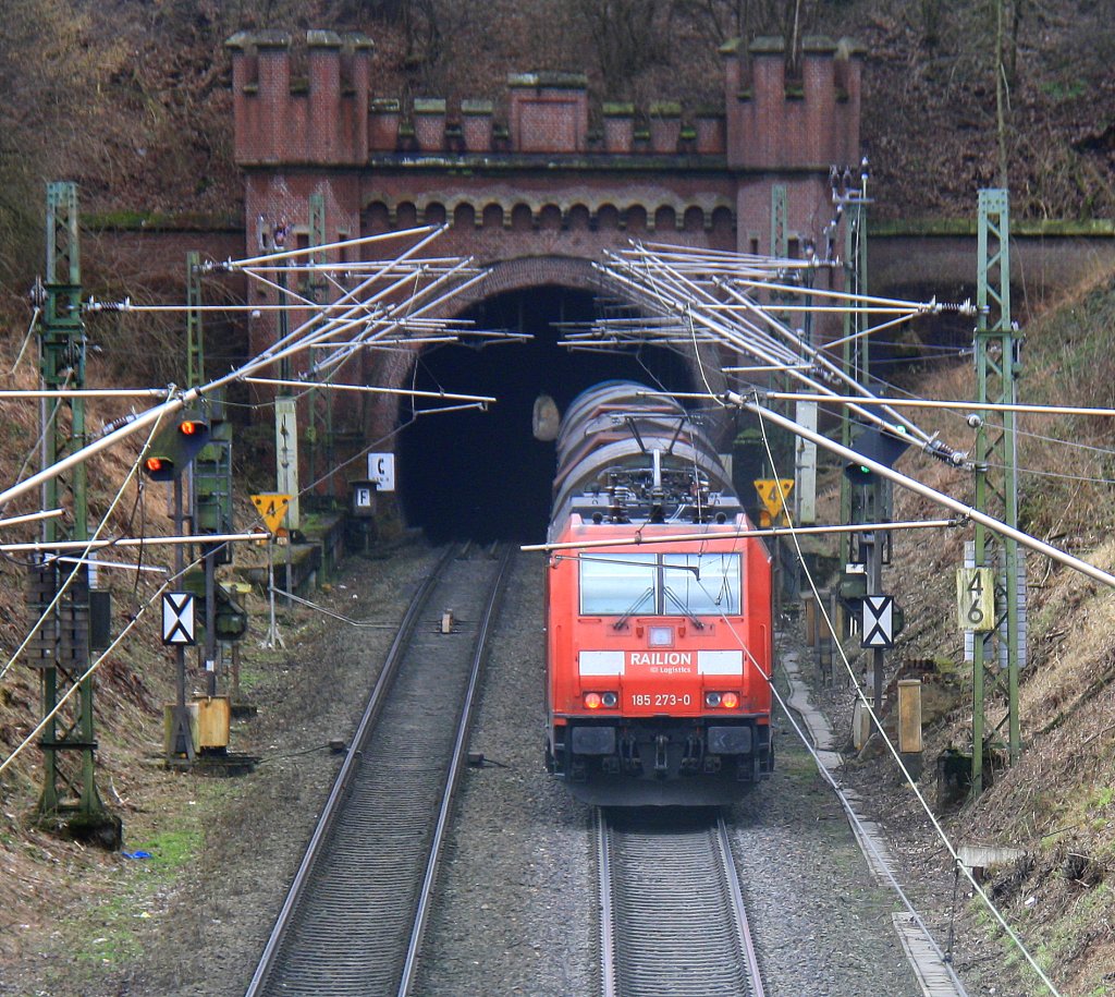 185 273-0 von Railion  fhrt als Schubhilfe sie schiebt einem  kurzen Coilzug aus Aachen-West nach Belgien bis zum Gemmenicher-Tunnel. 
Vorne fhrt die Cobra 2827.
Aufgenommen bei Reinartzkehl an der Montzenroute bei Sonne und Wolken im  Mix am 8.3.2013.