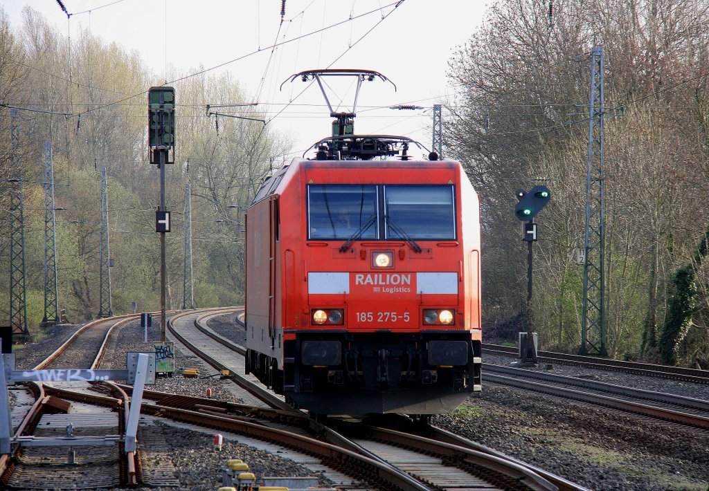 185 275-5 von Railion kommt als Lokzug aus Aachen-West in Richtung Herzogenrath,Neuss und f�hrt durch Kohlscheid am 29.3.2012.