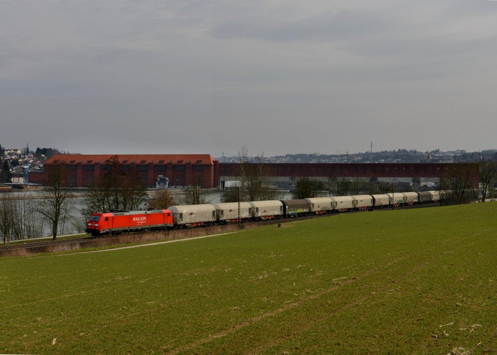 185 275 mit einem Stahlzug am 24.03.2013 bei Passau.