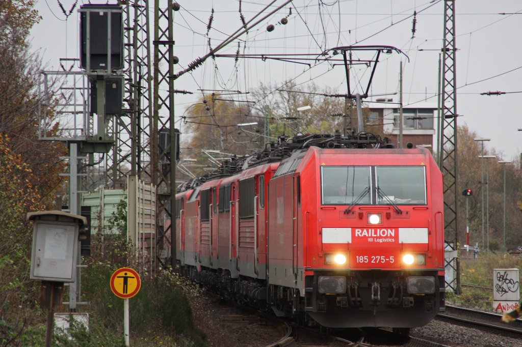 185 275 zieht am 12.11.10 mit aufgeschaltetem Fernlicht eine Lokzug durch Duisburg-Bissingheim.
Der Zug bestant aus 155 127+140 572+155 070+152 028+140 013+140 002.