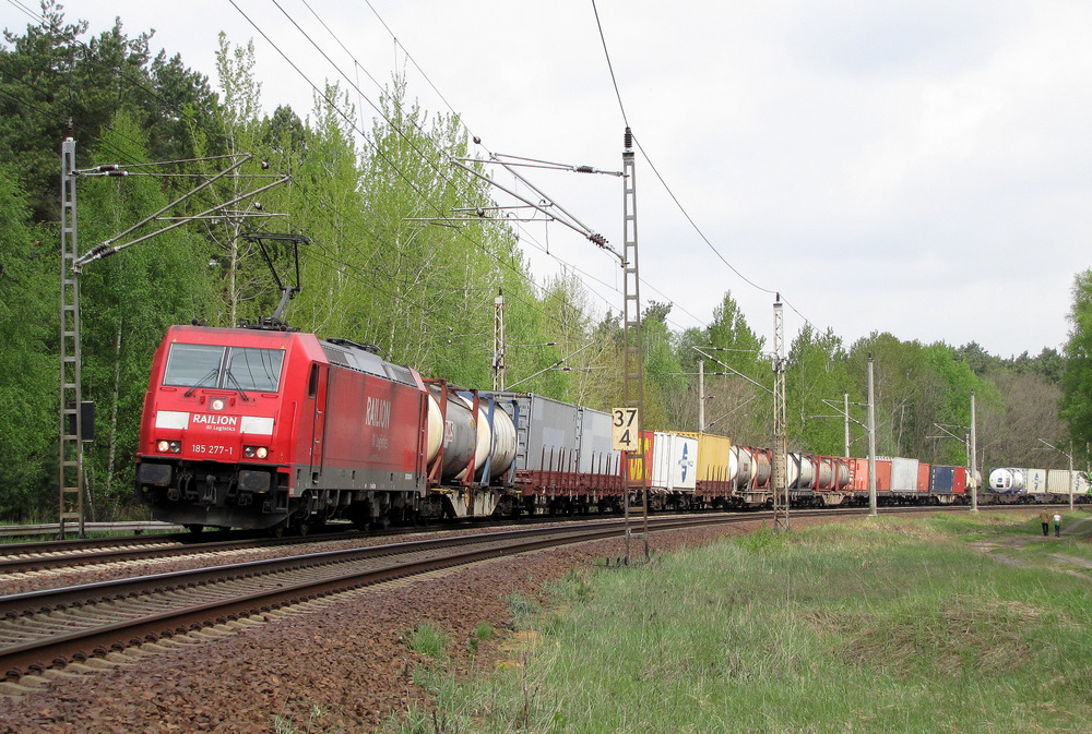 185 277-1 mit einem gemischtem Gterzug bei der Durchfaht durch Bestensee. 01.05.010
