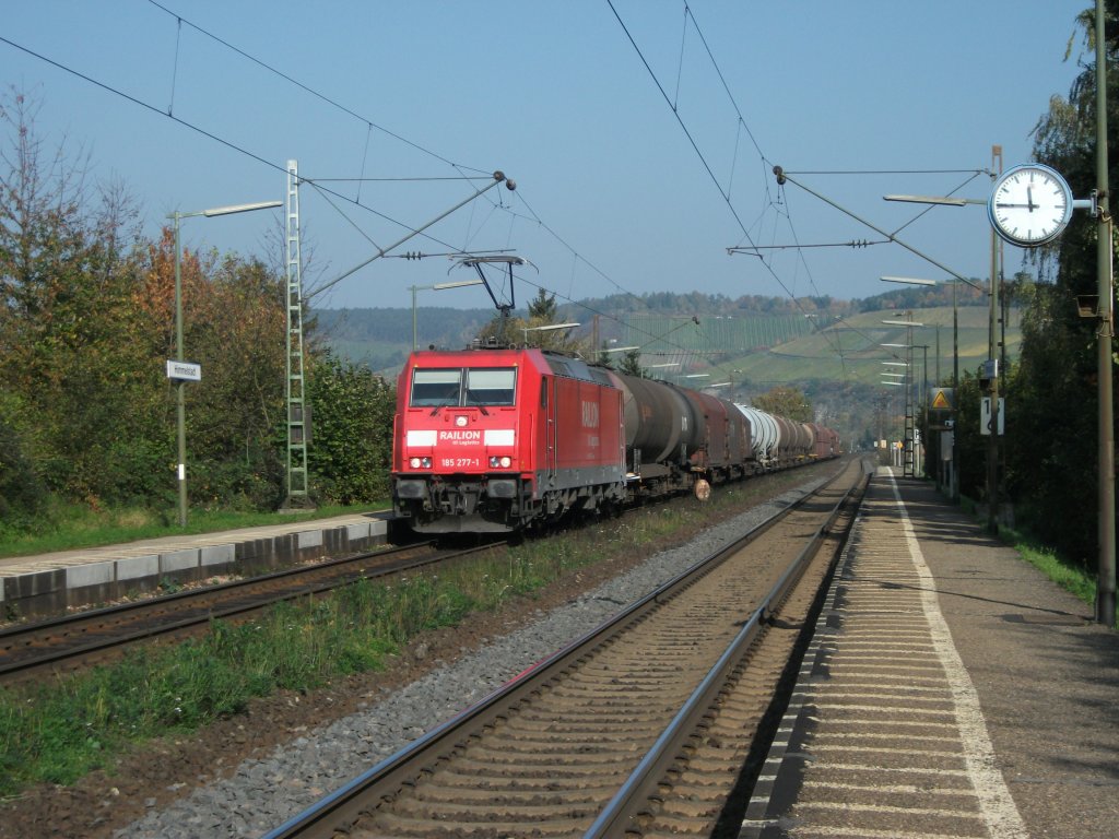 185 277-1 mit Kesselwagenzug am 13.10.10, Richtung W�rzburg, durch Himmelstadt.