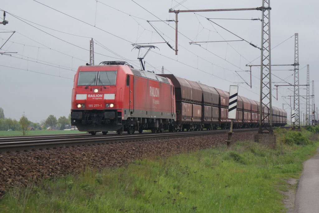 185 277-1 mit Kohlewagen am 12.05.2010 bei Dedensen/G�mmer.