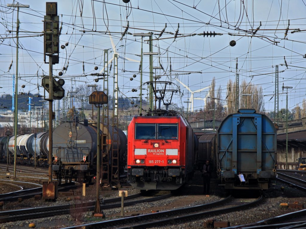 185 277-1 steht am 13.01.2012 mit einer weiteren 185er vor einem Kesselzug in Aachen West.