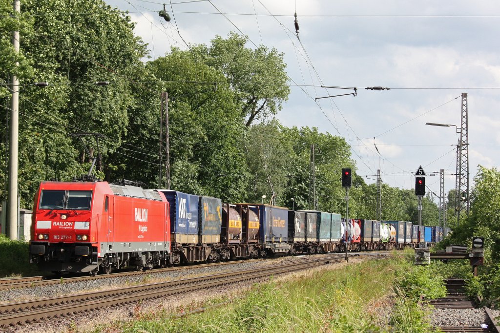 185 277 am 9.6.12 mit einem KLV in Ratingen-Lintorf.