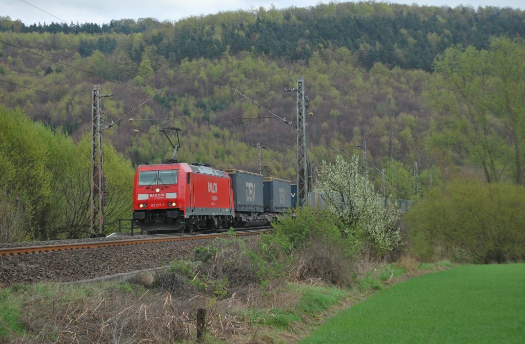 185 277 mit TEC 40006 Gallarate - Taulov am 16.04.2011 bei Freden 