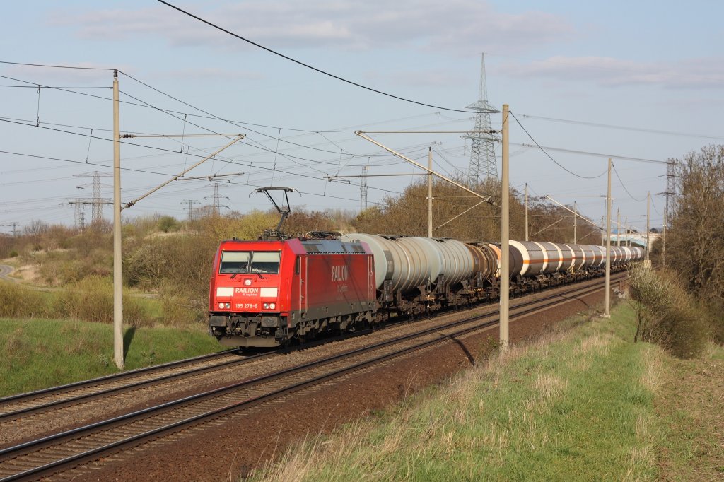 185 278-9 fhrt mit einem Kesselwagenzug in Richtung Braunschweig, fotografiert am 16.04.2010 in Magdeburg Diesdorf. 