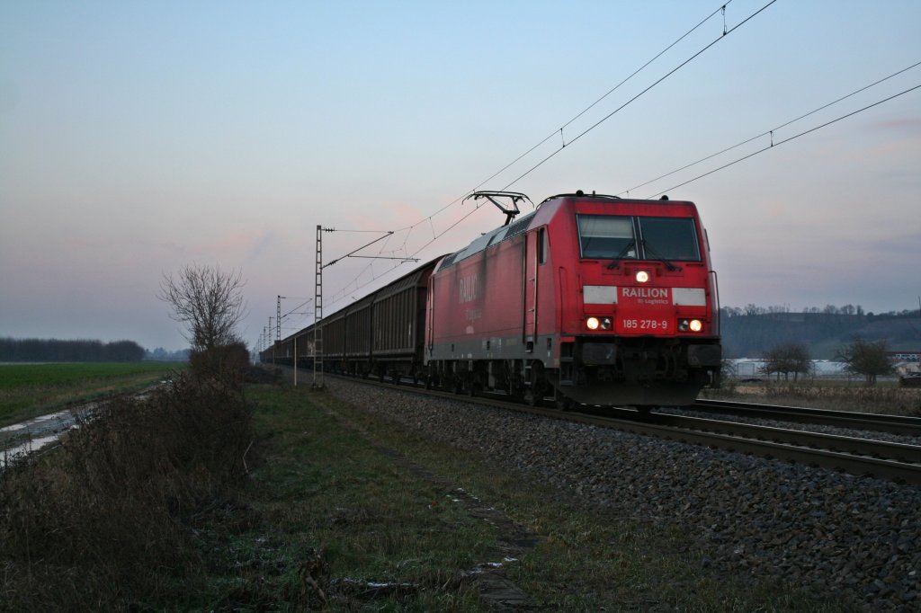 185 278-9 war am Abend des 08.12.12 mit einem Red-Bull-Zug Richtung Basel unterwegs, hier bei Hgelheim zu sehen.