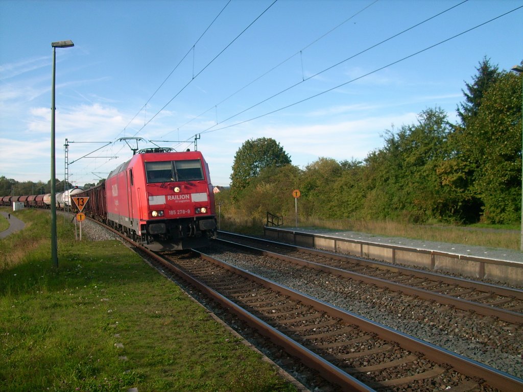 185 278 durchfhrt am 29.09.2011 mit einem gemischten Gterzug den Haltepunkt Gundelsdorf auf der Frankenwaldbahn. 