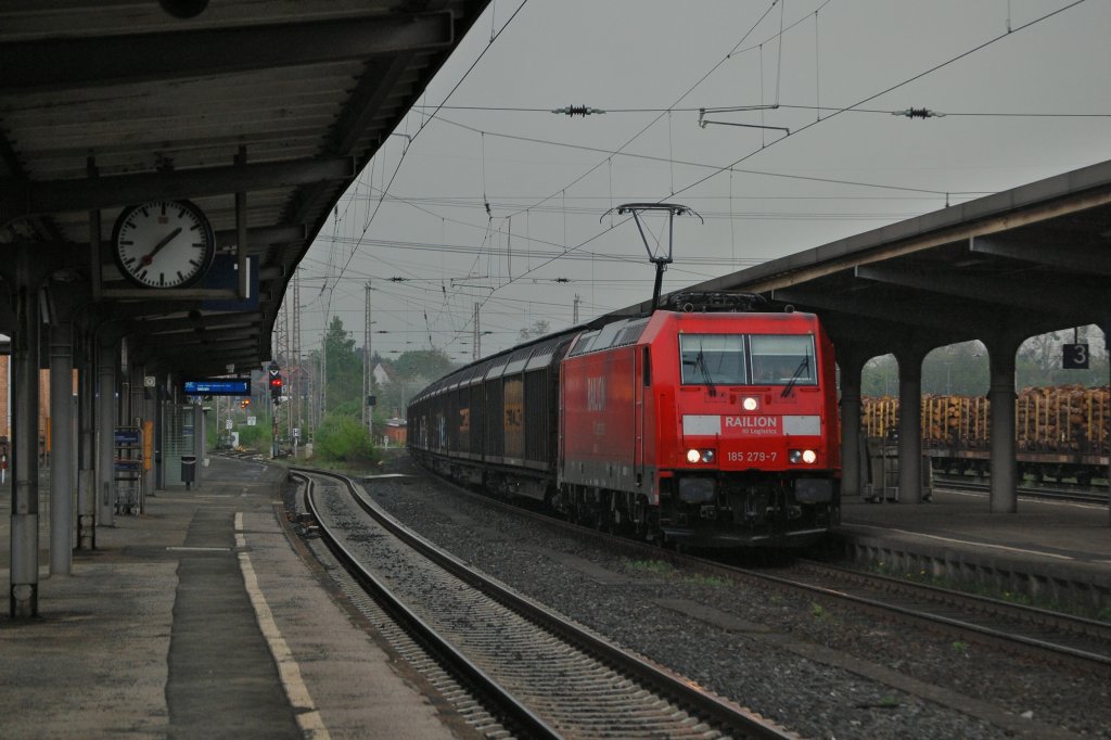 185 279-7 mit einem H-Wagenzug, am 28.04.2011 in Kreiensen