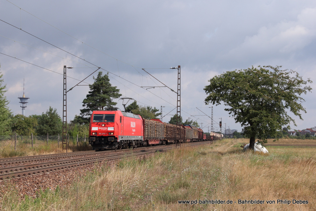 185 279-7 (Railion DB Logistics) fhrt am 13. August 2013 um 10:34 Uhr mit einem Gterzug durch Wiesental