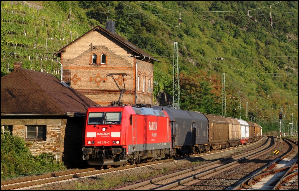 185 279 durchfuhr mit einem gemischtem Gterzug am 01.09.11 Kaub am Rhein in Richtung Norden.
