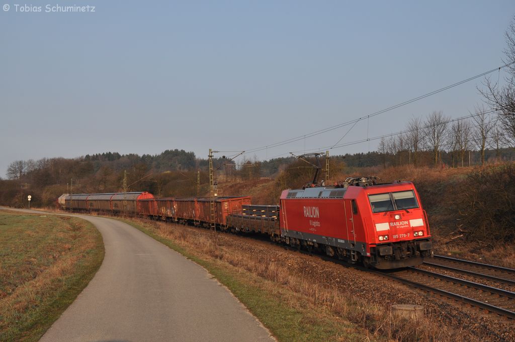 185 279 mit Gterzug am Morgen des 24.03.2012 bei Plling