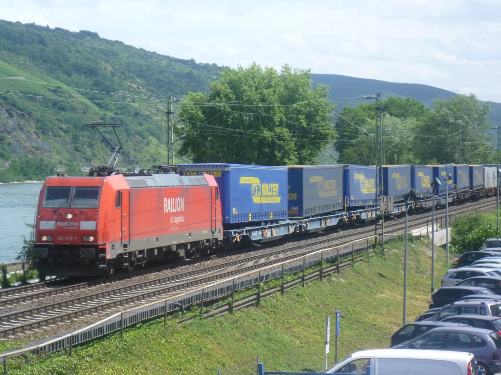 185-279 zieht am 15.7.10 einen Containerwagenzug durch Oberwesel in Richtung Koblenz.