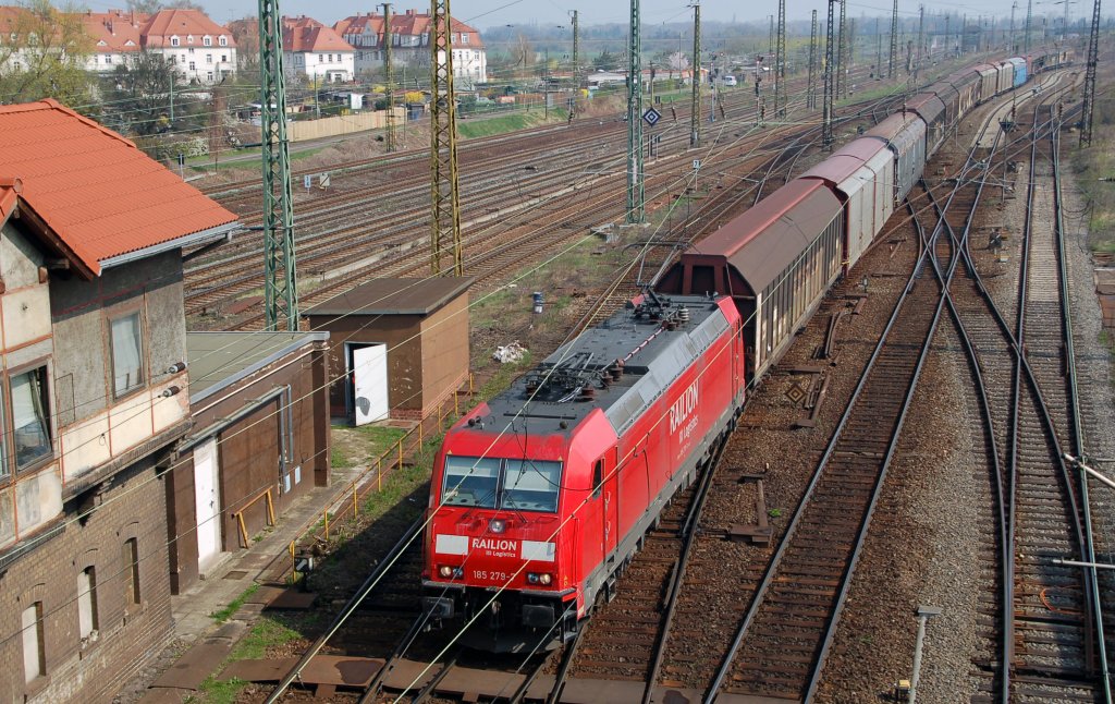 185 279 zieht einen Ganzzug aus Schiebewandwagen am 13.04.10 durch den Rbf Halle(S). Der Zug kam aus Richtung Hannover/Berlin.