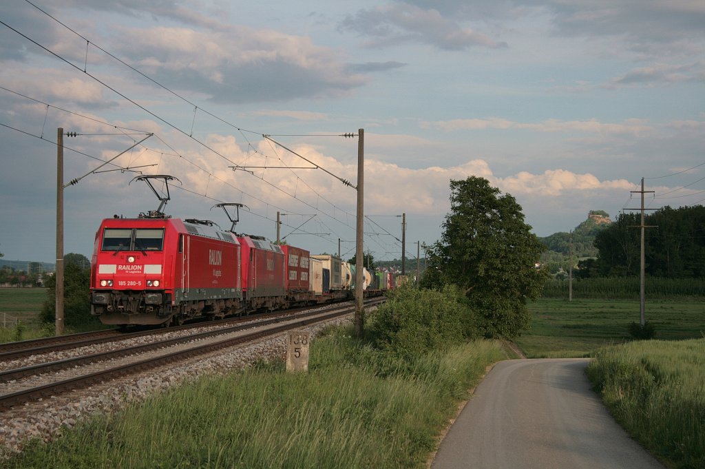 185 280-5 und 185 271-4 mit IKL 50510 Singen(Htw) - Rheinhausen zwischen Mhlhausen und Welschingen. 28.05.10