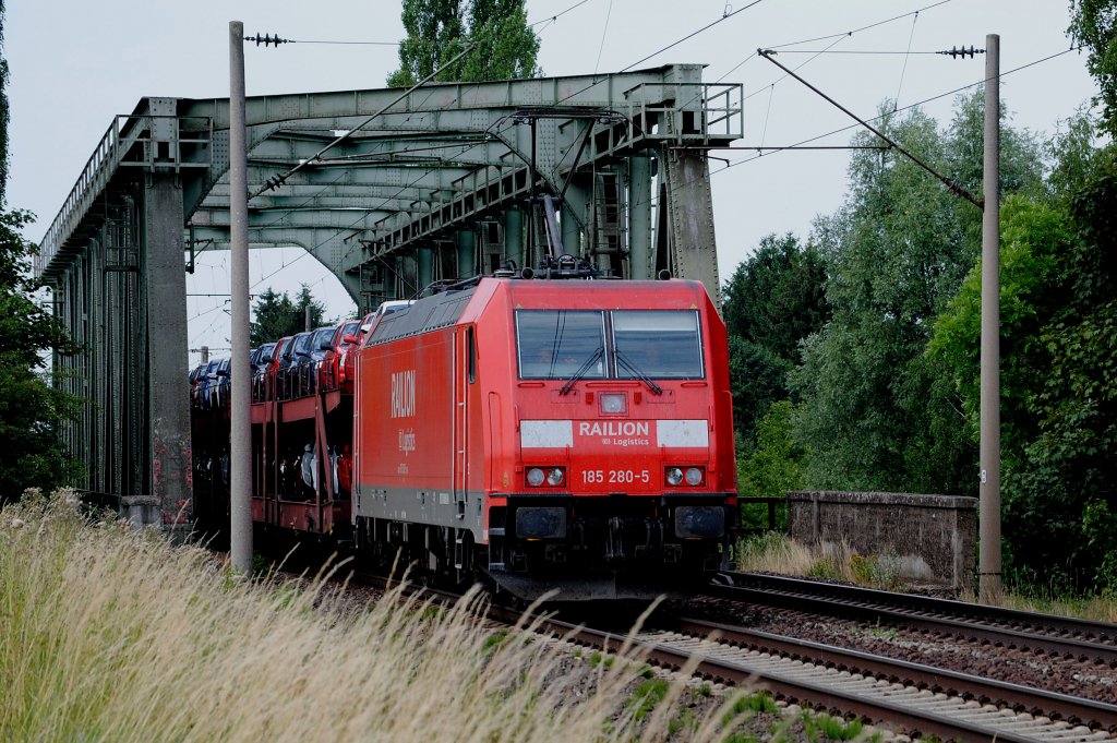 185 280-5 Railion Logistics am 17.06.2010 bei berquerung des Mittellandkanals bei Peine