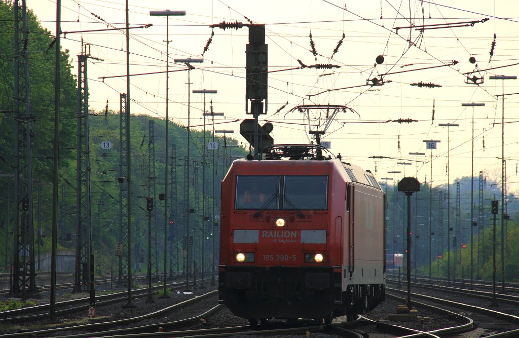 185 280-5 von Railion rangiert in Aachen-West in der Abendsonne am 7.5.2012.