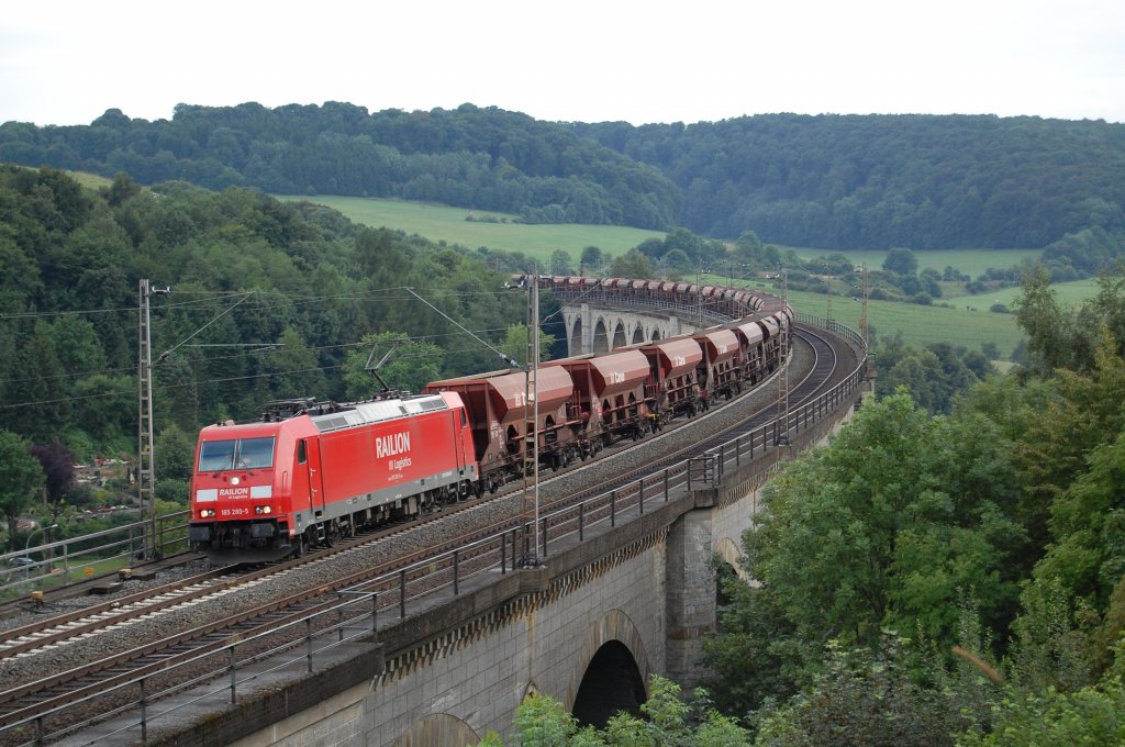 185 280-5 berquerte am 4.8.2010 mit diesem Gterzug den Bekeviadukt in Altenbeken.