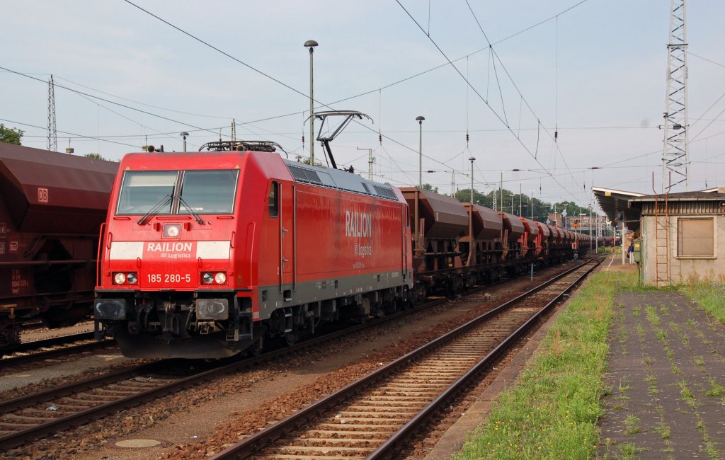 185 280 hat am 05.08.10 einen leeren Schotterzug nach Eilenburg gebracht. Lz ging die Fahrt wieder zur�ck Richtung Leipzig/Halle.
