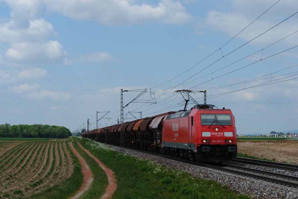185 280 mit einem G�terzug kurz vor Plattling Richtung �sterreich am 17.05.12.
