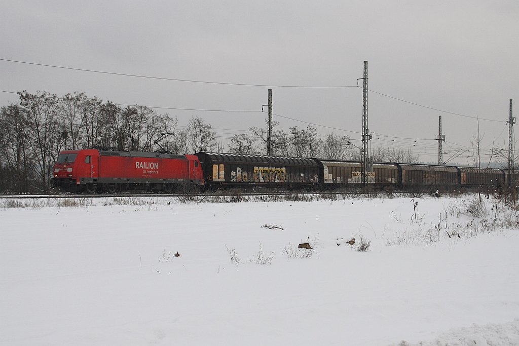 185 281-3 mit einem gemischten Gterzug auf dem Weg nach Schwedt vorbei am alten Containerbhf. Eberswalde am 18.01.2010