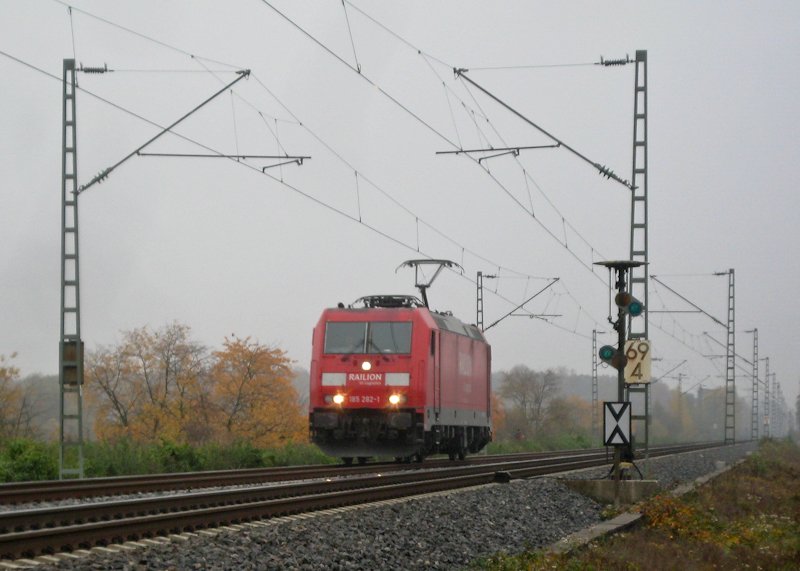 185 282-1 als Lz am 27. Oktober 2009 vor dem Vsig Forchheim.