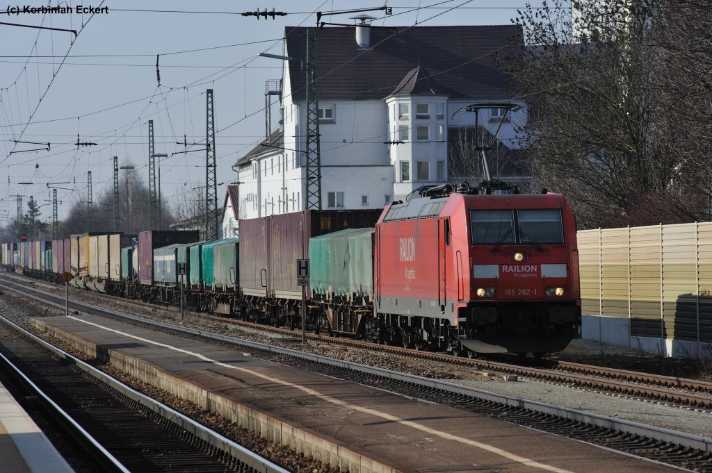 185 282-1 mit einem Containerzug Richtung Passau beim Zwischenhalt in Snching, 12.03.2011
