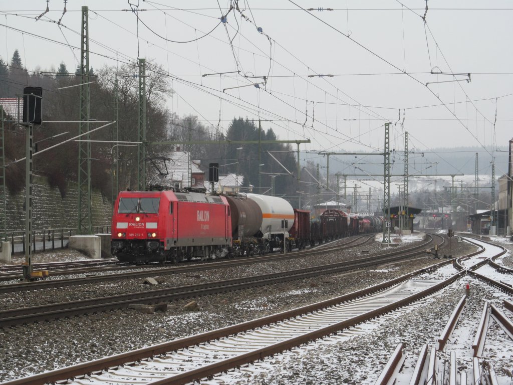 185 282-1 verlsst am 17. Januar 2013 mit einem gemischten Gterzug den Bahnhof Kronach.