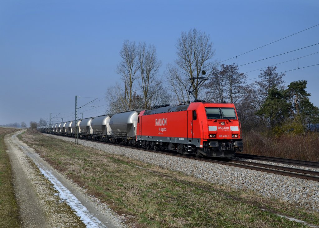 185 282 mit einem Gterzug am 28.03.2013 bei Langenisarhofen.