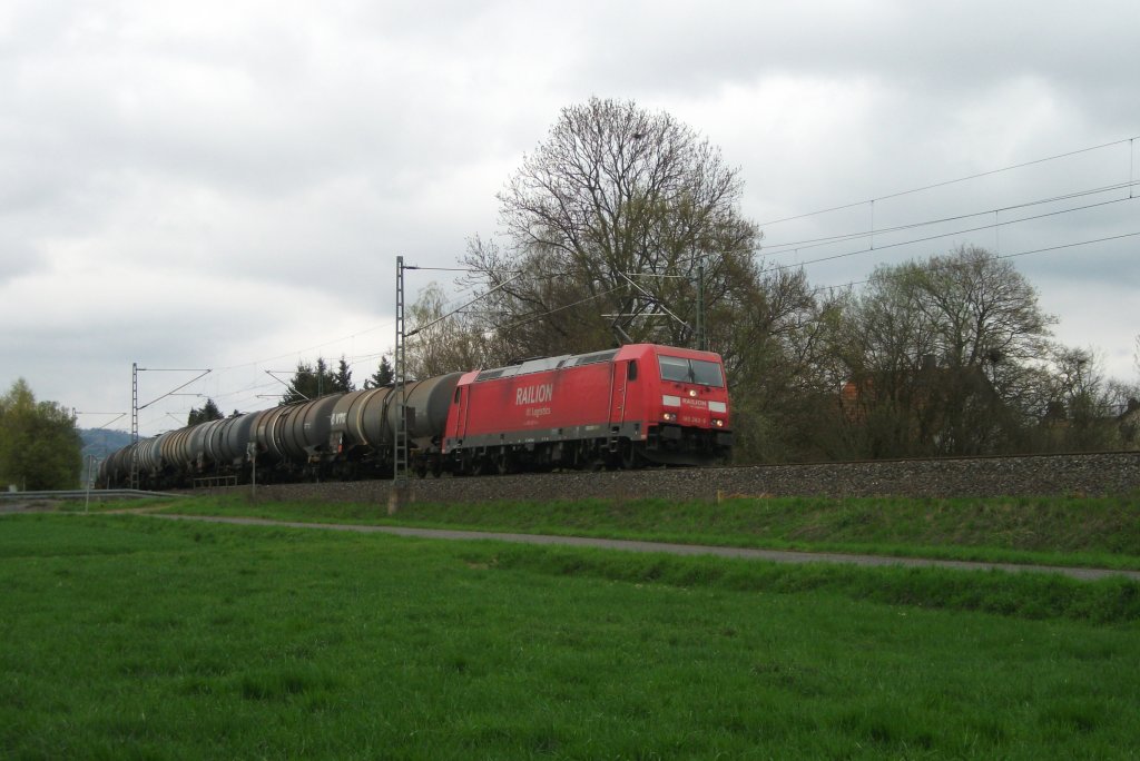 185 283 ist am 28. April 2013 mit einem Kesselzug bei Halach(b. Kronach) Richtung Lichtenfels unterwegs.