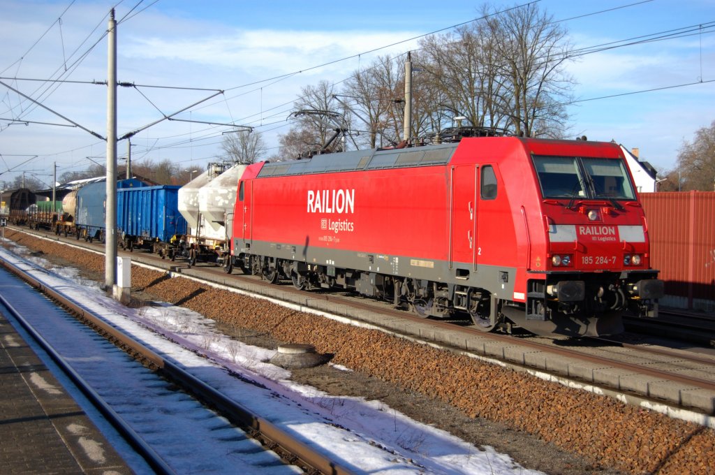185 284-7 mit einem gemischten Gterzug durch Rathenow in Richtung Berlin. Am 25.02.2010