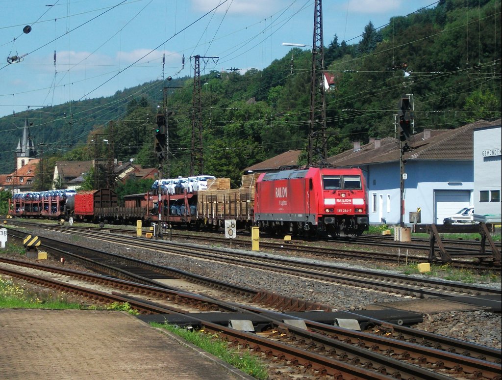 185 284 durchfhrt am 20.August 2011 mit einem kurzem Mischer den Bahnhof Gemnden(Main).